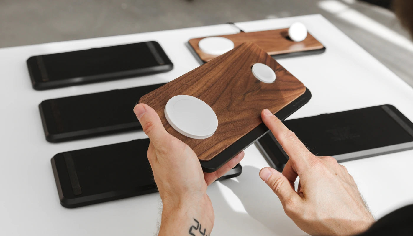 station de recharge inductive en bois