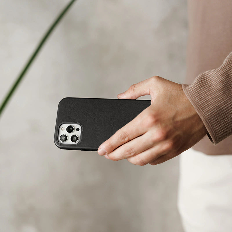 Étui en cuir végétalien iPhone 12 / 12 Pro noir
