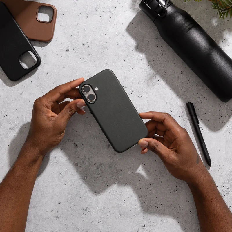 Étui en cuir noir pour iPhone 17