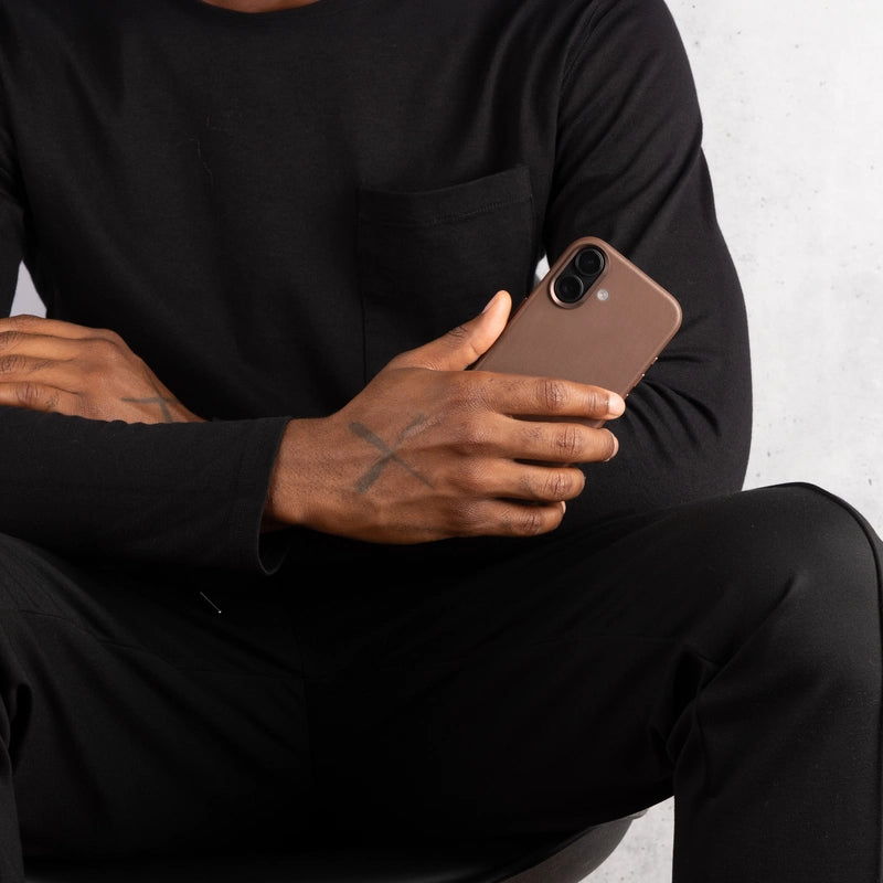Étui en cuir marron pour iPhone 17