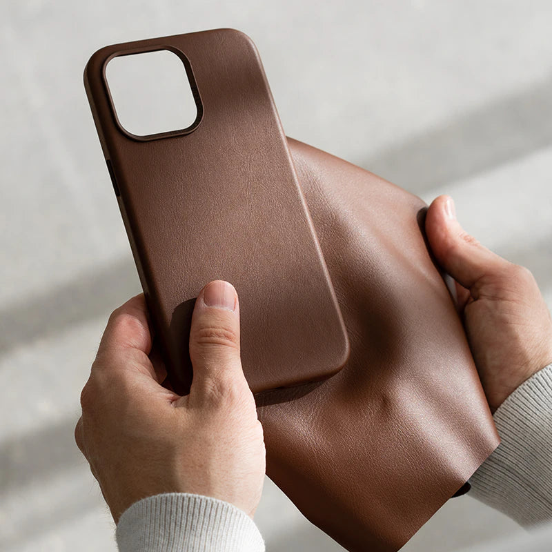 Étui en cuir végétalien brun pour iPhone 13