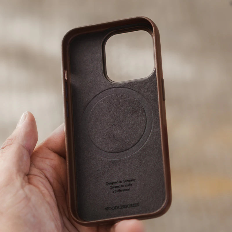 Étui en cuir végétalien brun pour iPhone 13