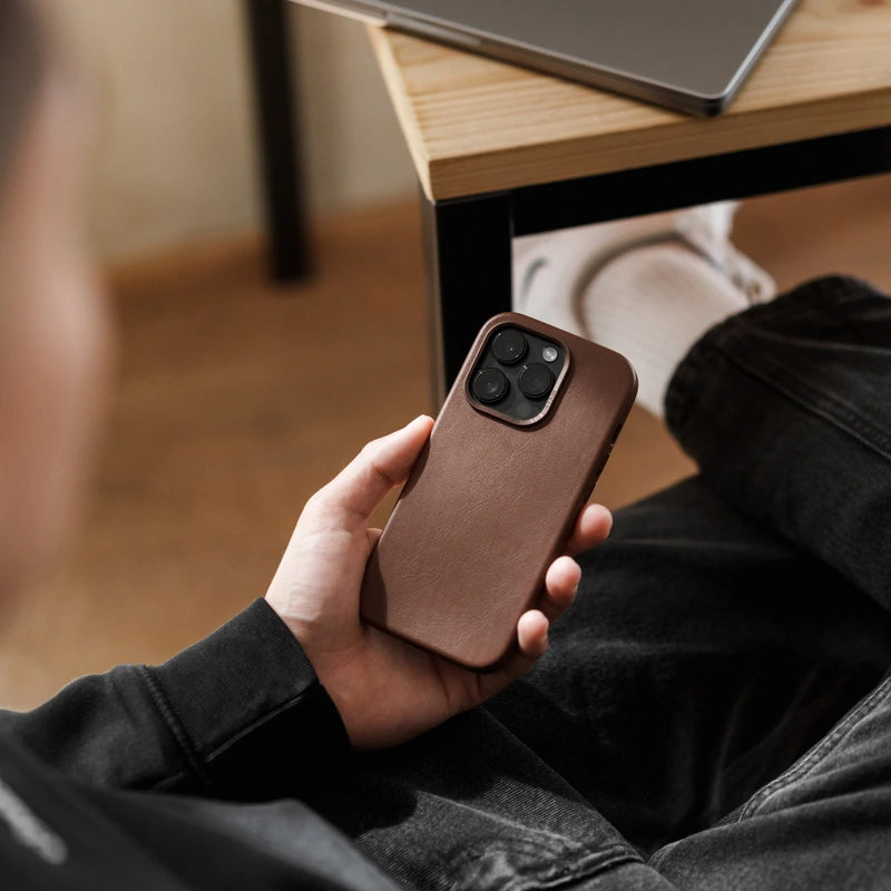 Étui en cuir végétalien brun pour iPhone 15 Plus