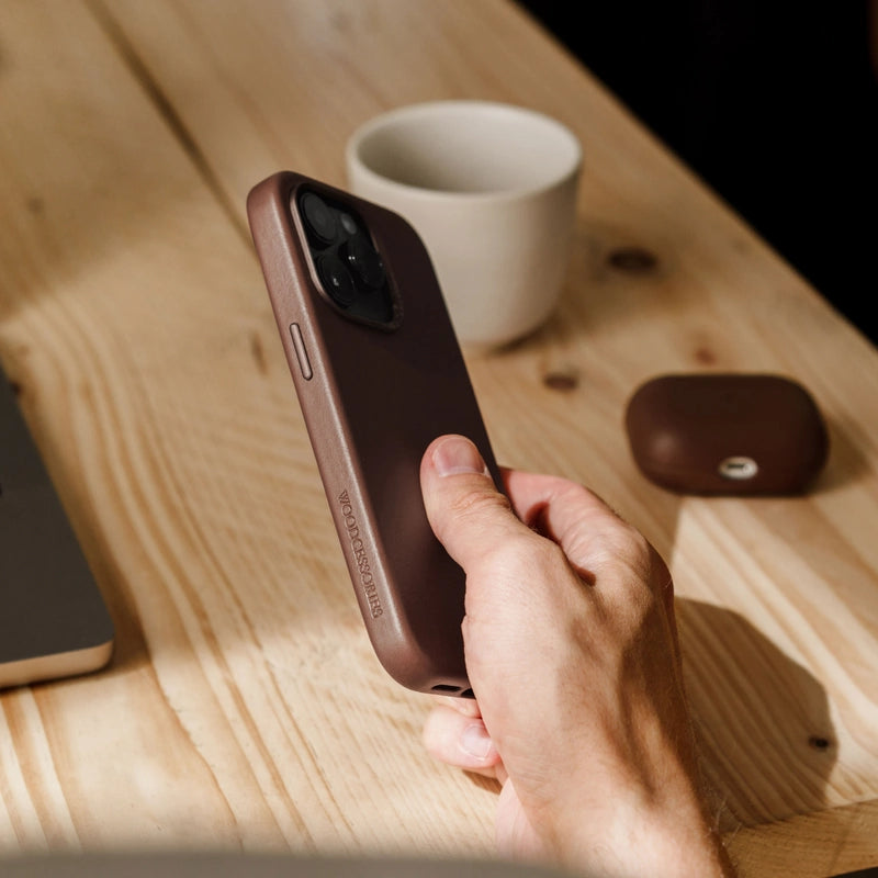 Étui en cuir végétalien brun pour iPhone 13